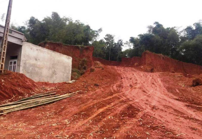 Quả đồi nát tươm vì doanh nghiệp múc đất bừa bãi. Ảnh: Nguyệt Chi