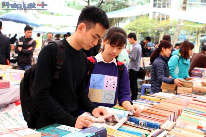 Nhiều bạn trẻ chia sẻ cho nhau những đầu sách hay. (Ảnh: Đức Biên)