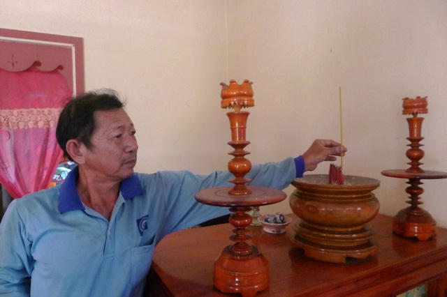 Nhiều năm qua, &ocirc;ng Huỳnh Văn Quốc nhang kh&oacute;i cho cha mẹ v&agrave; 7 anh chị em của m&igrave;nh nhưng b&agrave;n thờ chẳng c&oacute; tấm di ảnh n&agrave;o của họ.