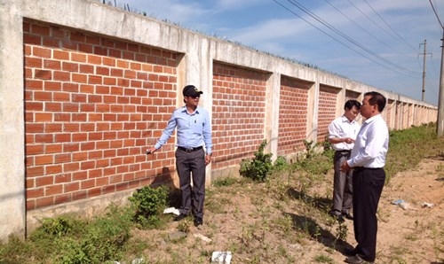 PV Tiền Phong (đội mũ) được lãnh đạo sở ban ngành Hà Tĩnh dẫn đi kiểm tra tại dự án Formosa (Trong ảnh: Người mặc áo trắng bên phải là ông Hồ Anh Tuấn - Trưởng Ban quản lý Khu kinh tế Hà Tĩnh). Ảnh: Công Hùng.