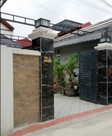 Hàng loạt căn nhà được xây dựng kiên cố có tường rào và cổng khang trang được xây dựng trái phép trên đất nông nghiệp tại xóm Đồng Quan của xã Khánh Hà.
					
				
			
			Hàng loạt căn nhà được xây dựng kiên cố có tường rào và cổng khang trang được xây dựng trái phép trên đất nông nghiệp tại xóm Đồng Quan của xã Khánh Hà.