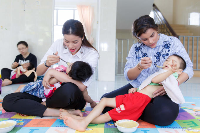 Nữ hoàng Sắc đẹp Mỹ La Tinh ngưỡng mộ khả năng dỗ em bé của Hoa hậu Phạm Hương khi đi từ thiện