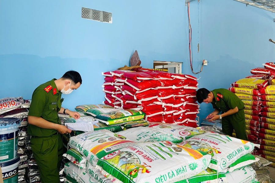 Công an tỉnh Cà Mau kiểm tra, phát hiện các sản phẩm không rõ nguồn gốc, xuất xứ.