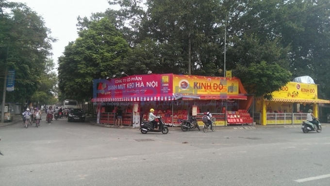 Ngay tại ngã ba đường người dân mất vỉa hè đi bộ.