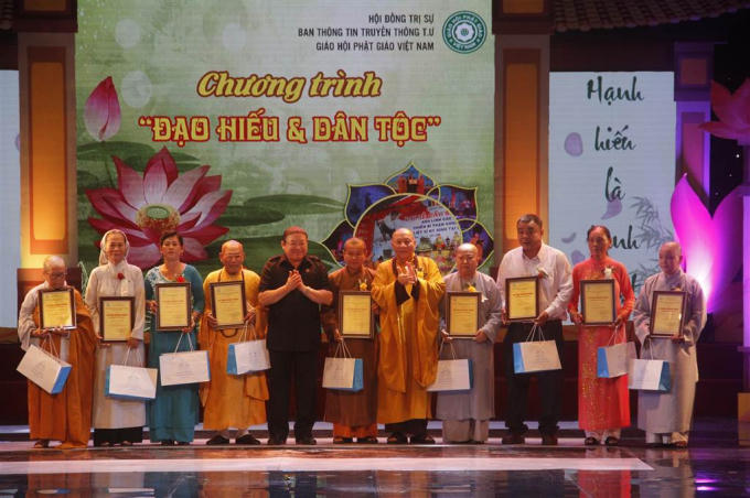 Chương trình cũng đã tôn vinh những tấm gương đạo hiếu, đó là những người có những hành động hiếu thảo trên khắp mọi miền Tổ quốc.