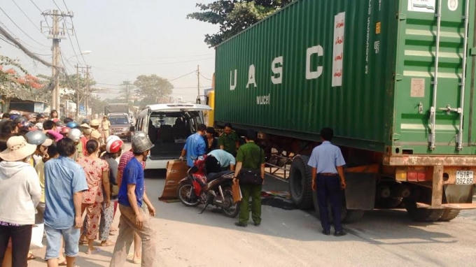 Người người đứng xem người đàn ông khóc lóc, gào thét bên thi thể nữ công nhân trẻ mà không khỏi xót xa.