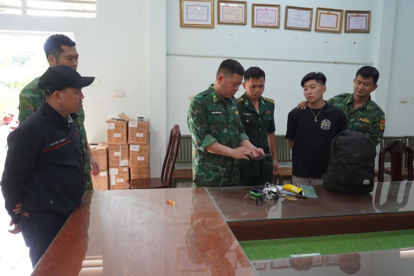 Đối tượng Huỳnh Kim Long bị Đồn Biên phòng Cửa khẩu Mỹ Quý Tây bắt giữ.
