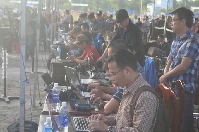 Các cơ quan báo chí có mặt đưa tin về vụ việc.