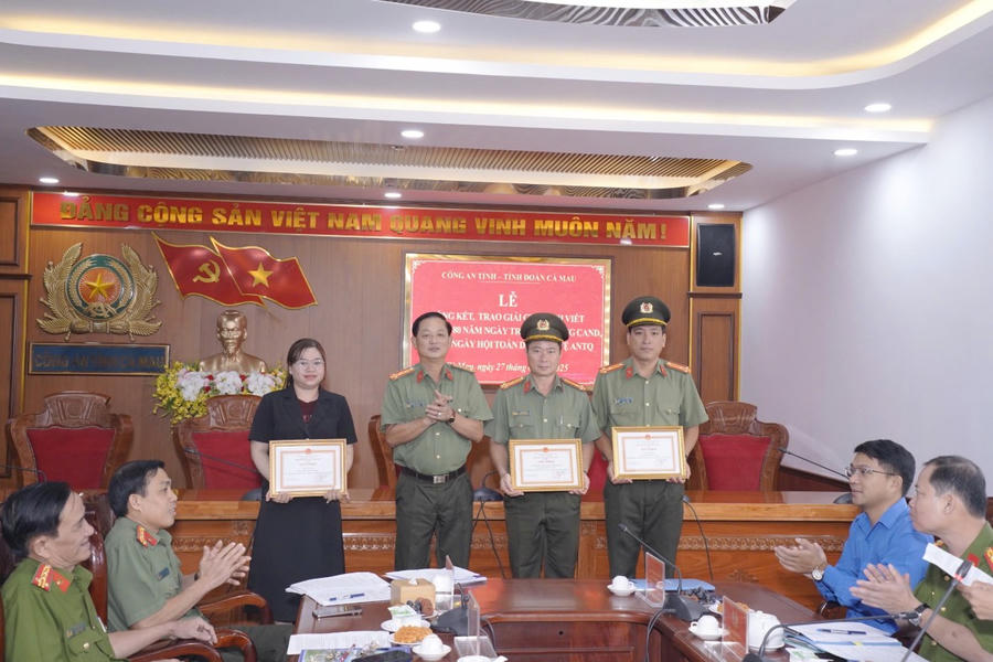 Đại tá Nguyễn Phúc Cường - Phó Giám đốc Công an tỉnh Cà Mau, trao 03 giải Chuyên đề trao tặng cho tập thể có thành tích trong thực hiện Cuộc thi.