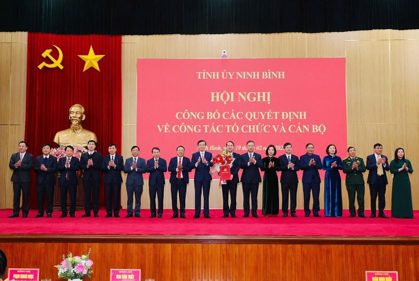 Bí thư Tỉnh uỷ Đoàn Minh Huấn trao Quyết định chỉ định Ban Chấp hành Đảng bộ các cơ quan Đảng tỉnh Ninh Bình.