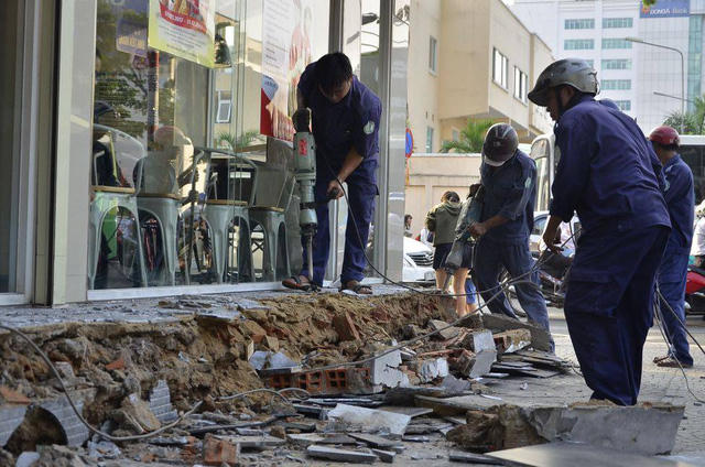 Đập bỏ phần nền lấn vỉa h&egrave; của qu&aacute;n ăn nhanh Lotteria