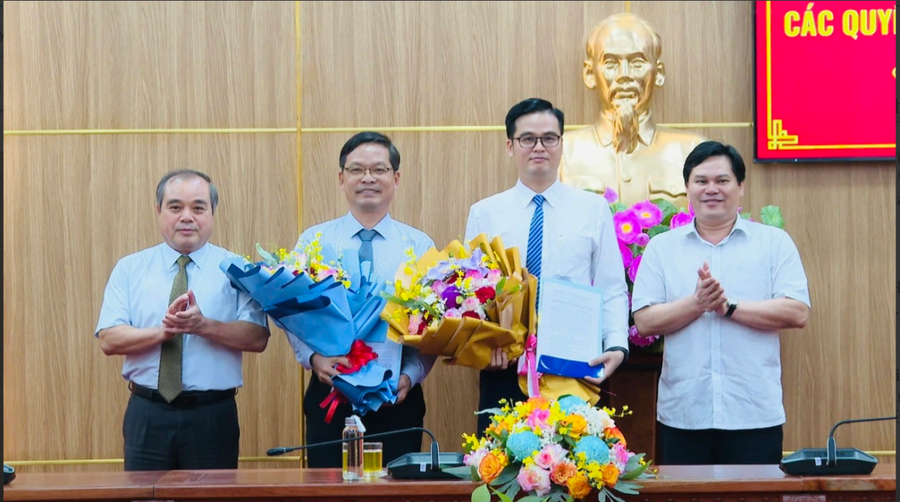 Trao quyết định điều động, bổ nhiệm Trưởng ban, Phó trưởng ban Quản lý Khu kinh tế Dung Quất và các khu công nghiệp Quảng Ngãi.