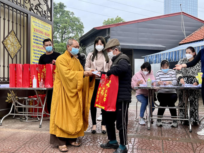 Thượng toạ Thích Tục Khang trao quà Tết cho hộ nghèo.
