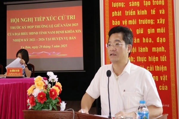 Ông Trần Anh Dũng, Phó Chủ tịch Thường trực UBND tỉnh Nam Định phát biểu tại hội nghị tiếp xúc cử tri.