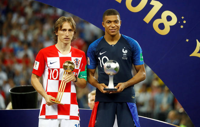 Cầu thủ hay nhất World Cup là Luka Modric bên cạnh cầu thủ trẻ hay nhất Kylian Mbappe.