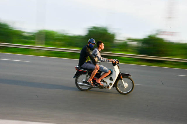 Phần đường cho ô tô của đại lộ Thăng Long cho phép đi ở tốc độ 80-100km/h nên việc xe máy đi trái phép vào đây là rất nguy hiểm.