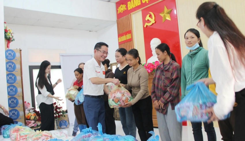 Hi vọng những món quà nhỏ của đoàn công tác sẽ phần nào giúp bà con vượt qua khó khăn.