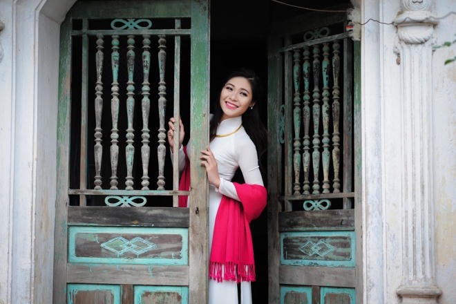 "Em muốn hóa thân là cô gái Việt Nam xưa trở về làng quê để cảm nhận cái Tết truyền thống, đồng thời hòa mình vào những khung cảnh cổ kính, nên chọn ngôi làng cổ hơn 500 tuổi để chụp hình", nữ sinh tâm sự.