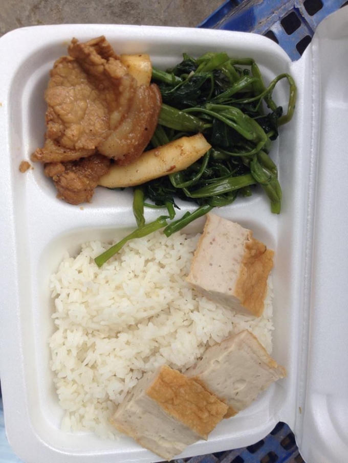 Một suất cơm đầy đủ dinh dưỡng gồm có cơm, rau, chả và thịt.