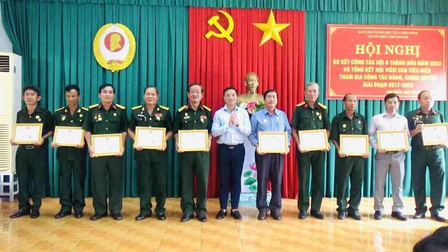 Trao tặng giấy khen cho các cựu chiến binh có thành tích xuất sắc.