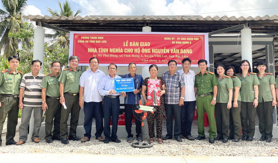 Gia đình ông Nguyễn Văn Dạng tại buổi lễ bàn giao.