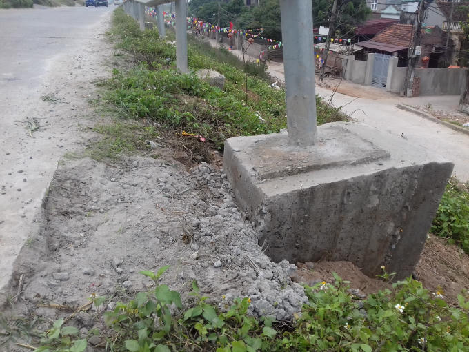 Nếu như sự cố đổ gãy tiếp tục xảy ra, không chỉ người tham gia giao thông nguy hiểm mà tính mạng của người dân sinh sống phía dưới cũng đáng lo ngại.