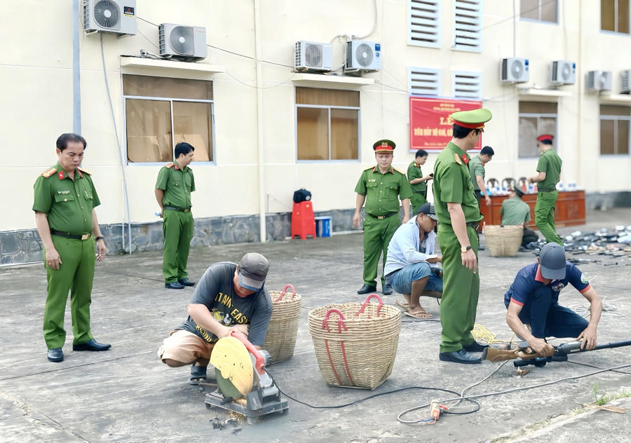 Việc tiêu hủy vũ khí, công cụ hỗ trợ được thực hiện dưới sự giám sát của Hội đồng tiêu hủy. Đồng thời, đảm bảo nguyên tắc tuyệt đối an toàn cho người và phương tiện.