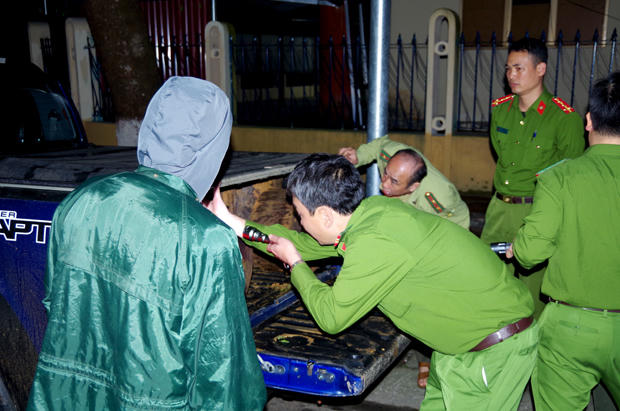 Chiếc ô tô và tang vật tạm thời bị thu giữ. (Ảnh: Baohagiang.vn).