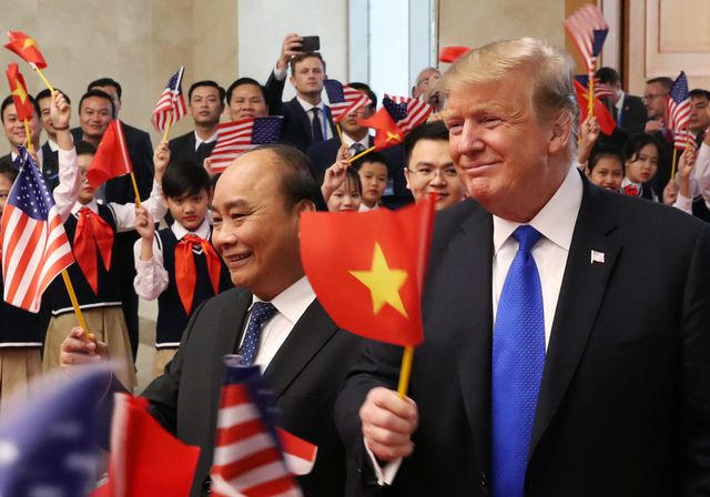 Thủ tướng Nguyễn Xuân Phúc cùng Tổng thống Donald Trump cùng vẫy cờ.