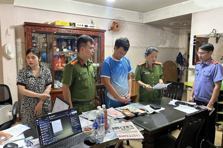 Khám xét khẩn cấp nơi ở của đối tượng Nguyễn Minh Trí, một trong 2 đối tượng cầm đầu đường dây - Ảnh Công an Quảng Nam.