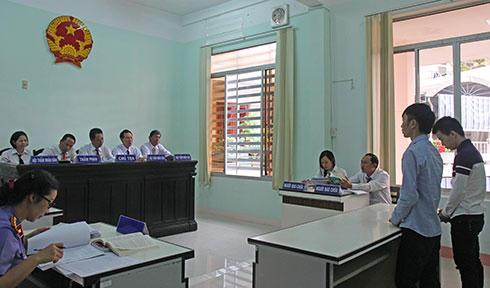 Hai bị cáo tại phiên tòa. ( Ảnh: N.V)