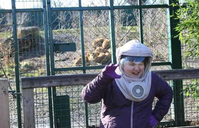 Ban ng&agrave;y, c&ocirc; b&eacute; lu&ocirc;n mặc đồ bảo hộ.