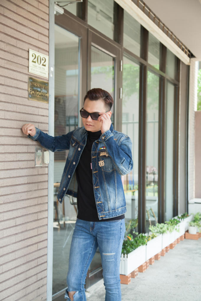 Nam ca sĩ lựa chọn phong cách Denim on Denim mang tới hình ảnh cá tính, năng động pha chút