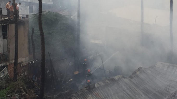 Hiện trường vụ cháy tập trung rất nhiều căn nhà lụp xụp.