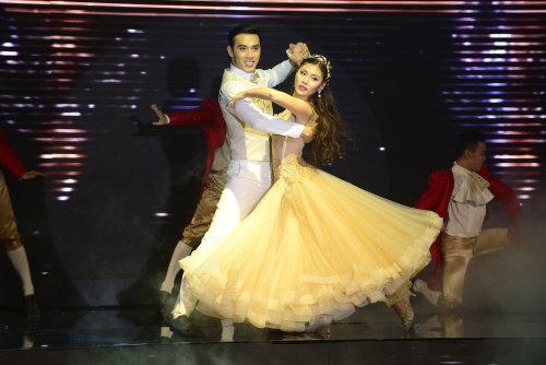 Chúng Huyền Thanh có phần hơi yếu đối với màn trình diễn khiêu vũ này.