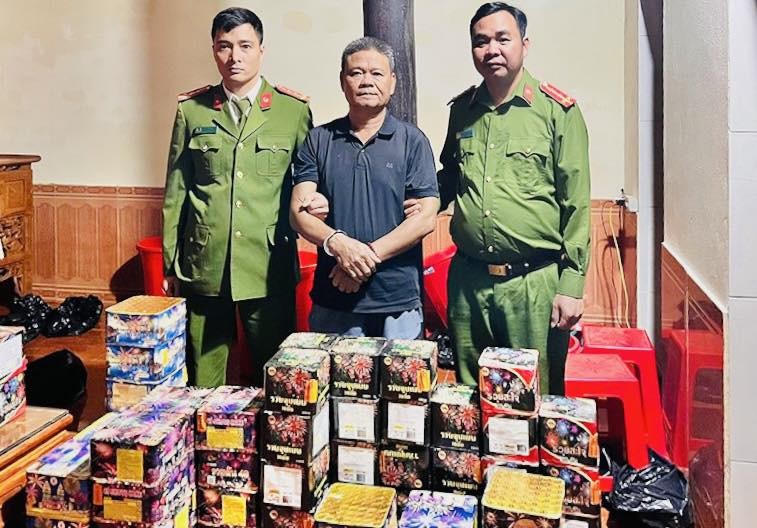 Hoàng Bá Lan cùng tang vật bị thu giữ. (Ảnh: Công an Hà Tĩnh)