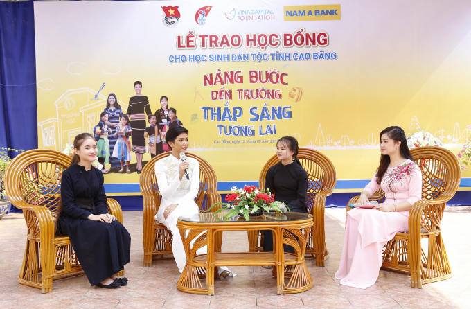 Đại sứ Nhân Ái của Nam A Bank – Hoa hậu Hoàn Vũ Việt Nam 2017 H’Hen Niê trò chuyện và truyền cảm hứng cho các em học sinh dân tộc tại Cao Bằng.
