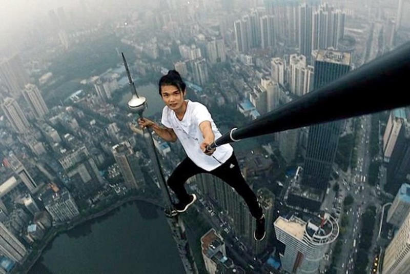 Để có bức hình độc, lạ, nhiều người bất chấp tính mạng.  