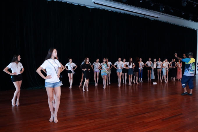 Đặc biệt, trong ngày 6/8, với sự hỗ trợ của các huấn luyện viên catwalk và dancer nổi tiếng đến từ Mỹ, các thí sinh đã tập trung tập trình diễn theo kịch bản của chương trình.