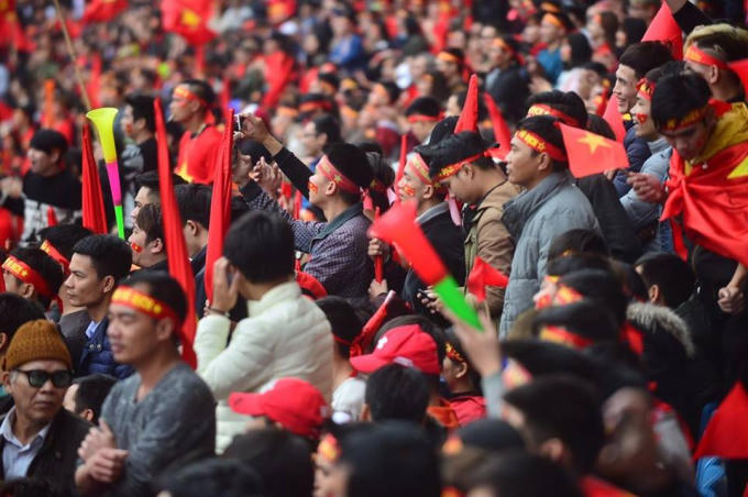 Hàng vạn cổ động viên theo dõi từng bước chạy của các chàng trai U23 Việt Nam.