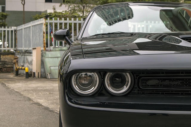 Với những người yêu thích phim hành động Mỹ, chắc hẳn đã có lần nhìn thấy Dodge Challenger xuất hiện trong những cảnh quay tốc độ. Đầu xe nổi bật nhờ cặp đèn chiếu sáng LED hình elip. Lưới tản nhiệt chia 2 phần, cản trước tích hợp đèn sương mù và hệ thống radar hỗ trợ an toàn. Trên nắp ca-pô Dodge Challenger GT 2021 có khe thoát để làm mát động cơ.