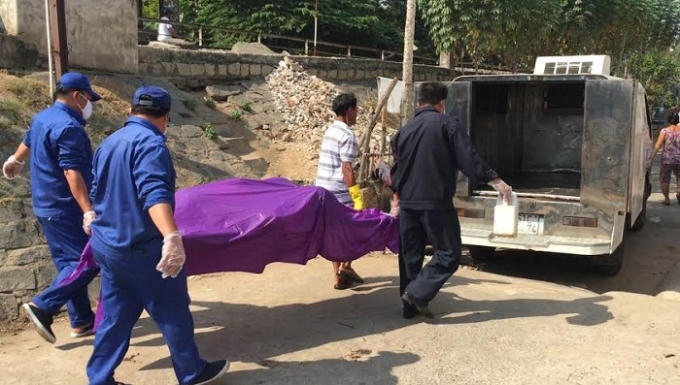 Cơ quan chức năng đưa xác nạn nhân đi khám nghiệm.