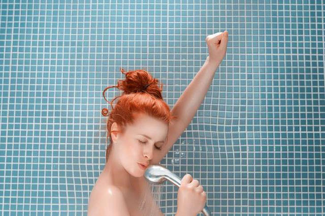 Có lý do khoa học để tắm vào buổi tối hơn là buổi sáng.