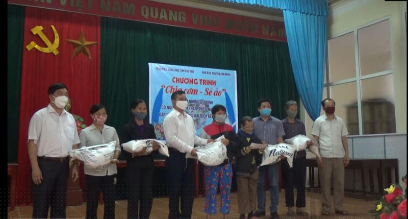 Các hộ gia đình khó khăn được nhận gạo và tiền ủng hộ