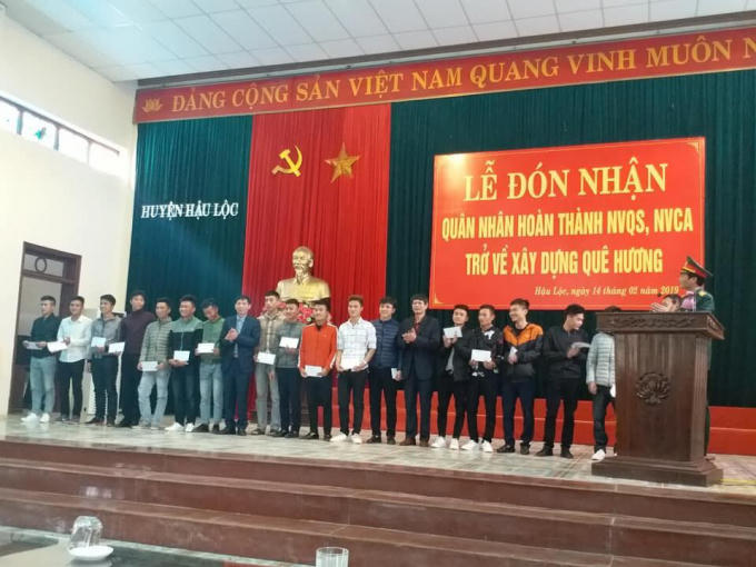 Trao quà cho những các đồng chí vừa xuất ngũ.