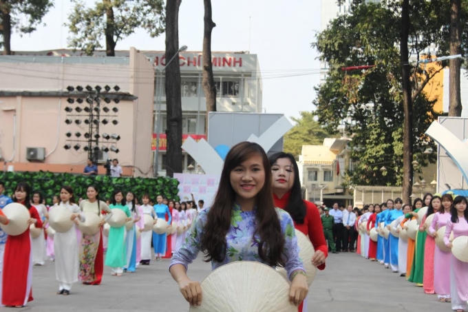 Các bạn nữ sinh vui tươi trong tiết mục đồng diễn.