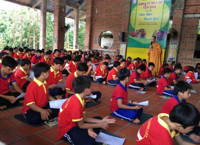 Các em đọc các nội quy, nội dung sinh hoạt khóa tu.