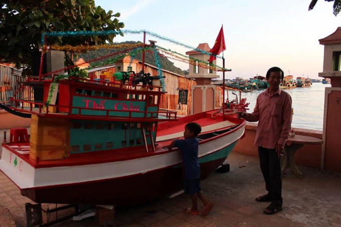 Ông Huỳnh Văn Lin bên mô hình tàu để lãm lễ rước Nghinh Thần