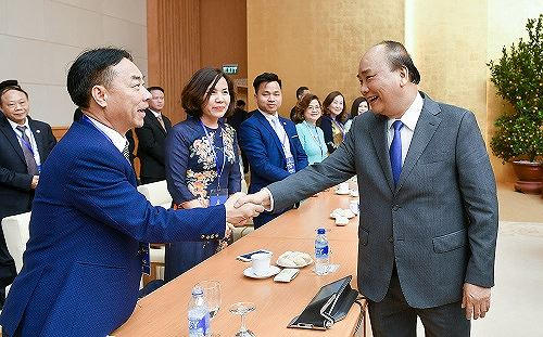 Thủ tướng Nguyễn Xuân Phúc thăm hỏi các kiều bào.