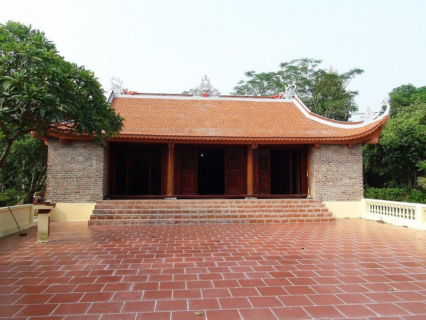 Miếu thờ Chúa Bầu tại di tích Thành Nhà Bầu.